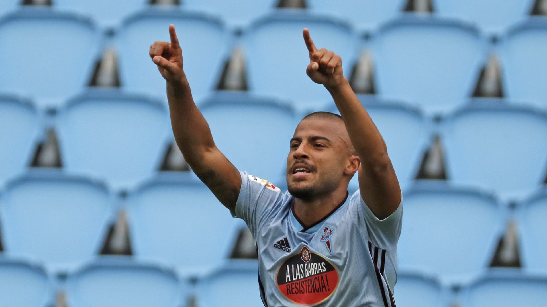epa08500292 Celta Vigo's Brazilian midfielder Rafinha Alcantara jubilates after scoring the 4-0 against Deportivo Alaves during their LaLiga soccer match played at Balaidos stadium in Vigo, Galicia, northwerstern of Spain on 21 June 2020.  EPA/Lavandeira jr