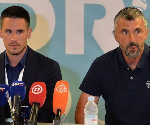 na izvanrednoj presici uoci pocetka finalnog dvoboja izmedju andreja rubleva i novaka djokovica objavljeno je da je bugarski tenisac grigor dimitrov pozitivan na koronavirus i radi toga je finalni susret otkazan - na slici djordje djokovic i goran ivanisevic