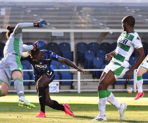 epa08500953 Atalanta's Duvan Zapata (C) scores the 2-0 goal during the Italian Serie A soccer match Atalanta BC vs Sassuolo in Bergamo, Italy, 21 June 2020.  EPA/PAOLO MAGNI