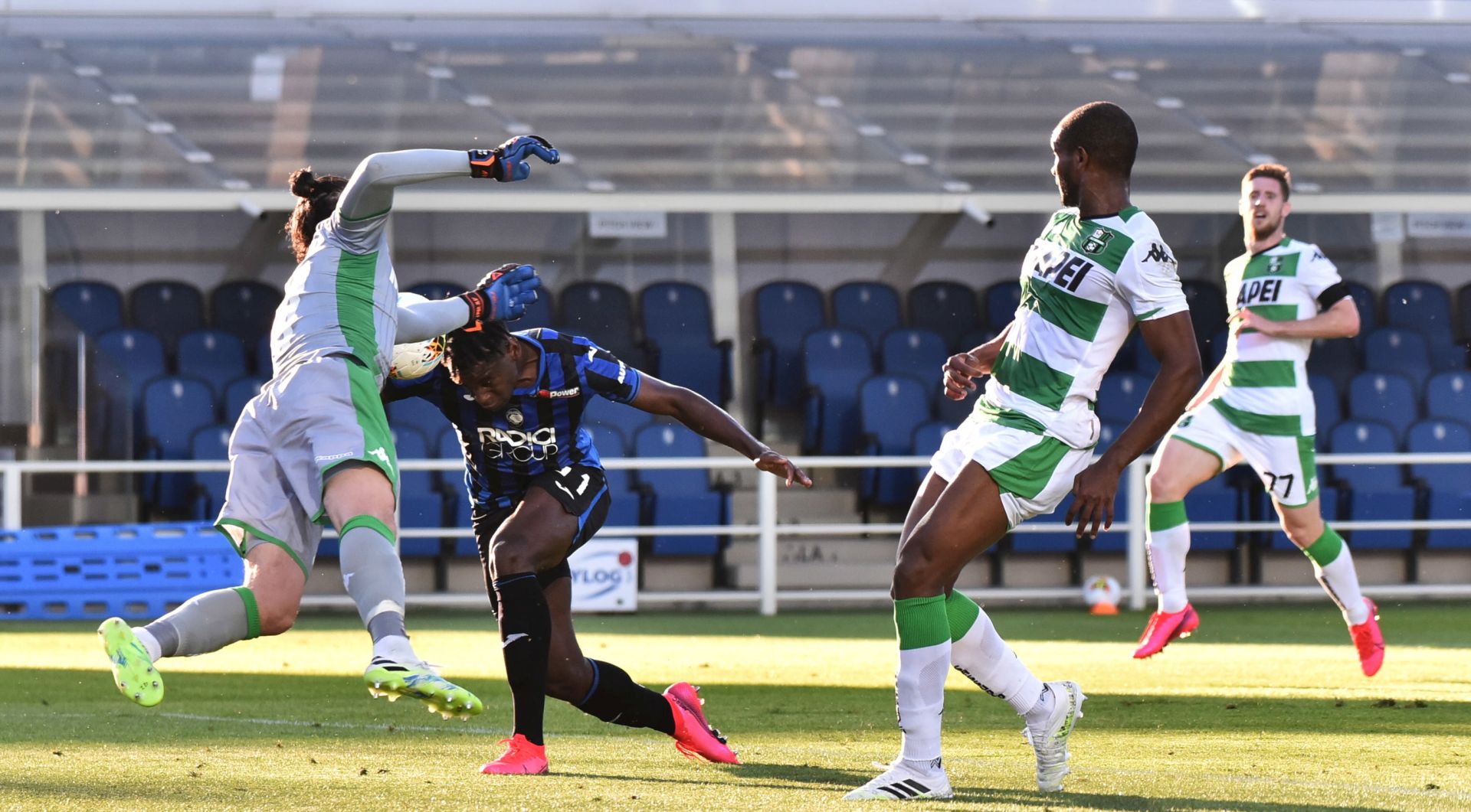 epa08500953 Atalanta's Duvan Zapata (C) scores the 2-0 goal during the Italian Serie A soccer match Atalanta BC vs Sassuolo in Bergamo, Italy, 21 June 2020.  EPA/PAOLO MAGNI