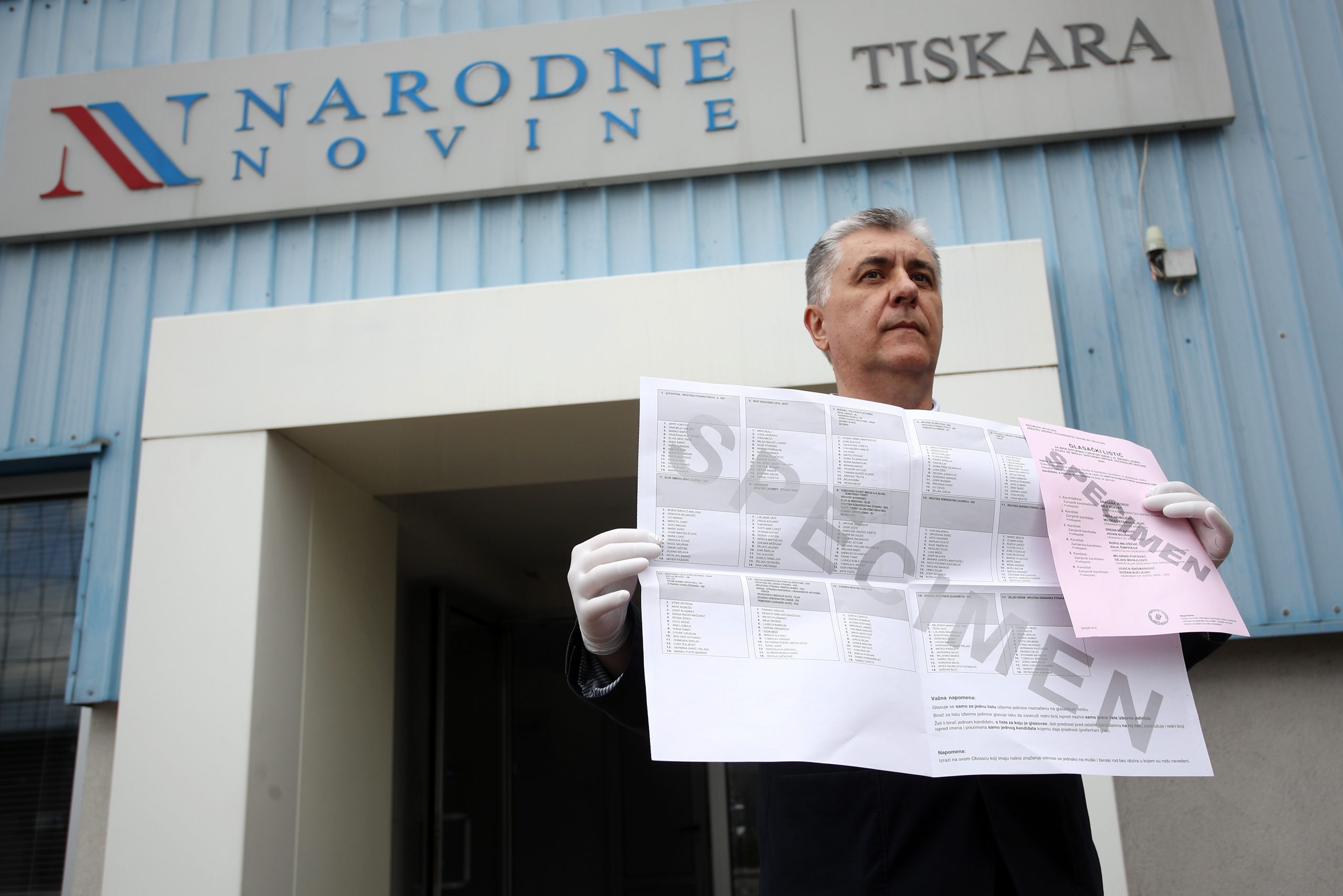 Zagreb, 22.06.2020 - Pocetak tiskanja listica za parlamentarne izbore u Narodnim novinama u Zagrebu. Na slici glasnogovornik DIP-a Slaven Hojski pokazuje primjerak glasackog listica.
foto HINA/ Damir SENCAR/ ds