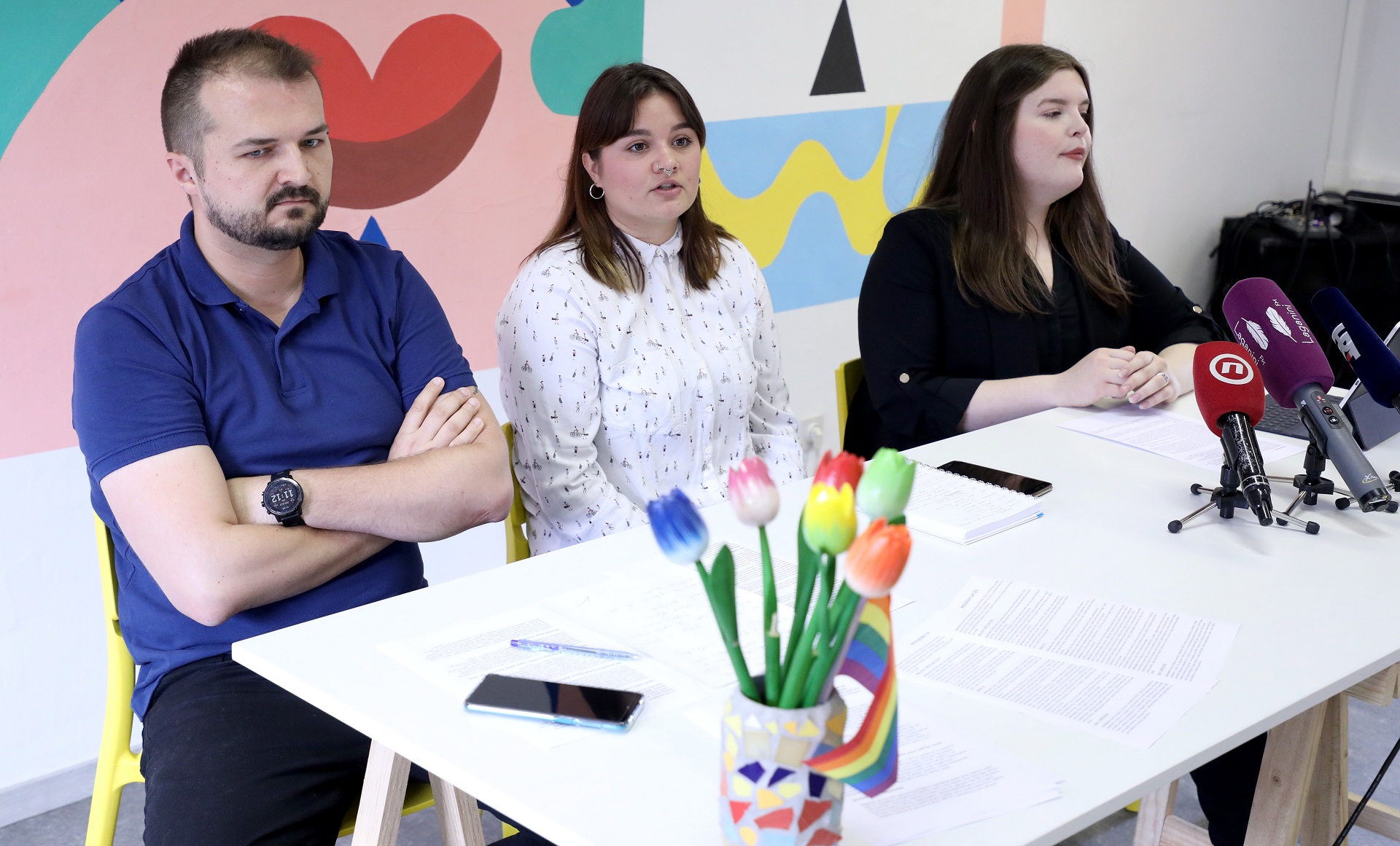 Zagreb, 22.06.2020. - Inicijativa ‘Ponosni Zagreb’ održala je  konferenciju za novinare, na kojoj su dali upute o svojim slijedečim djelovanjima za jačanje zaštite u pravu i politici, obvezu savezništva sa svim podzastupljenim glasovima i iskorištavanje utjecaja svoga budućeg položaja za unapređenje ljudskih prava i jednakost za sve LGBTIQ osobe u Republici Hrvatsko. Na fotografiji Daniel Martinović, Sara Morić, Diana Avdić.
foto HINA/ Admir BULJUBAŠIĆ/ abu