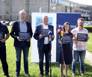 Zagreb, 24.06.2020 - Konferencija za novinare koalicije Stranke s imenom i prezimenom, Pametno i Fokus ispred zatvora Remetinec na kojoj su govorili na temu sprege politike i korupcije. Sudionici konferencije Boro Nogalo, Ivica Puljak, Davor Nadi, Dalija Orekovic i Predrag Sekulic su izveli performans fotografiranja s imitacijom slike ulaska u policijsku evidenciju.
foto HINA/ Damir SENCAR/ ds