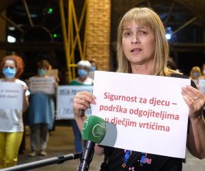 Zagreb, 25.06.2020. -  Sindikat obrazovanja, medija i kulture Hrvatske održao je performans pod nazivom "Ne plašite nas otkazima, otkažite loše radne uvjete!“ kojim želi dati podršku odgojiteljima, ukazati na probleme u sustavu i osuditi svaki pritisak i prijetnje otkazima.
Na fotografiji Božica Žilić.
foto HINA/ Edvard ŠUŠAK/ es