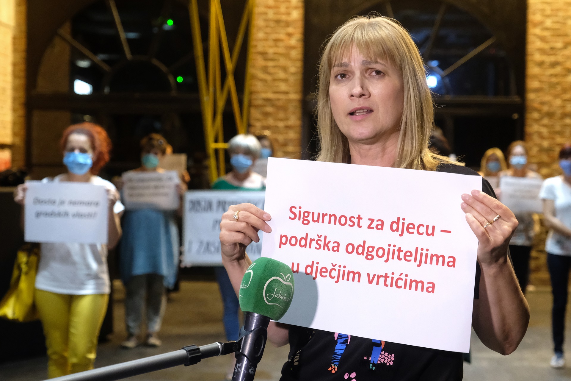 Zagreb, 25.06.2020. -  Sindikat obrazovanja, medija i kulture Hrvatske održao je performans pod nazivom "Ne plašite nas otkazima, otkažite loše radne uvjete!“ kojim želi dati podršku odgojiteljima, ukazati na probleme u sustavu i osuditi svaki pritisak i prijetnje otkazima.
Na fotografiji Božica Žilić.
foto HINA/ Edvard ŠUŠAK/ es