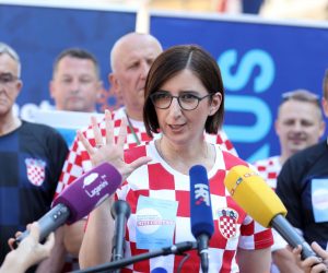 Zagreb, 27.06.2020. - Konferencija za medije koalicije Stranke s imenom i prezimenom, Pametno i Fokus na kojoj će izborni kandidati izvesti nogometni performans pod nazivom "Zabit ćemo im gol s centra!".  Na fotografiji Dalija Orešković, Ivica Puljak, Davor Nađi, Josip Budimir, Davor Plavec   foto HINA/ Daniel KASAP/ dk