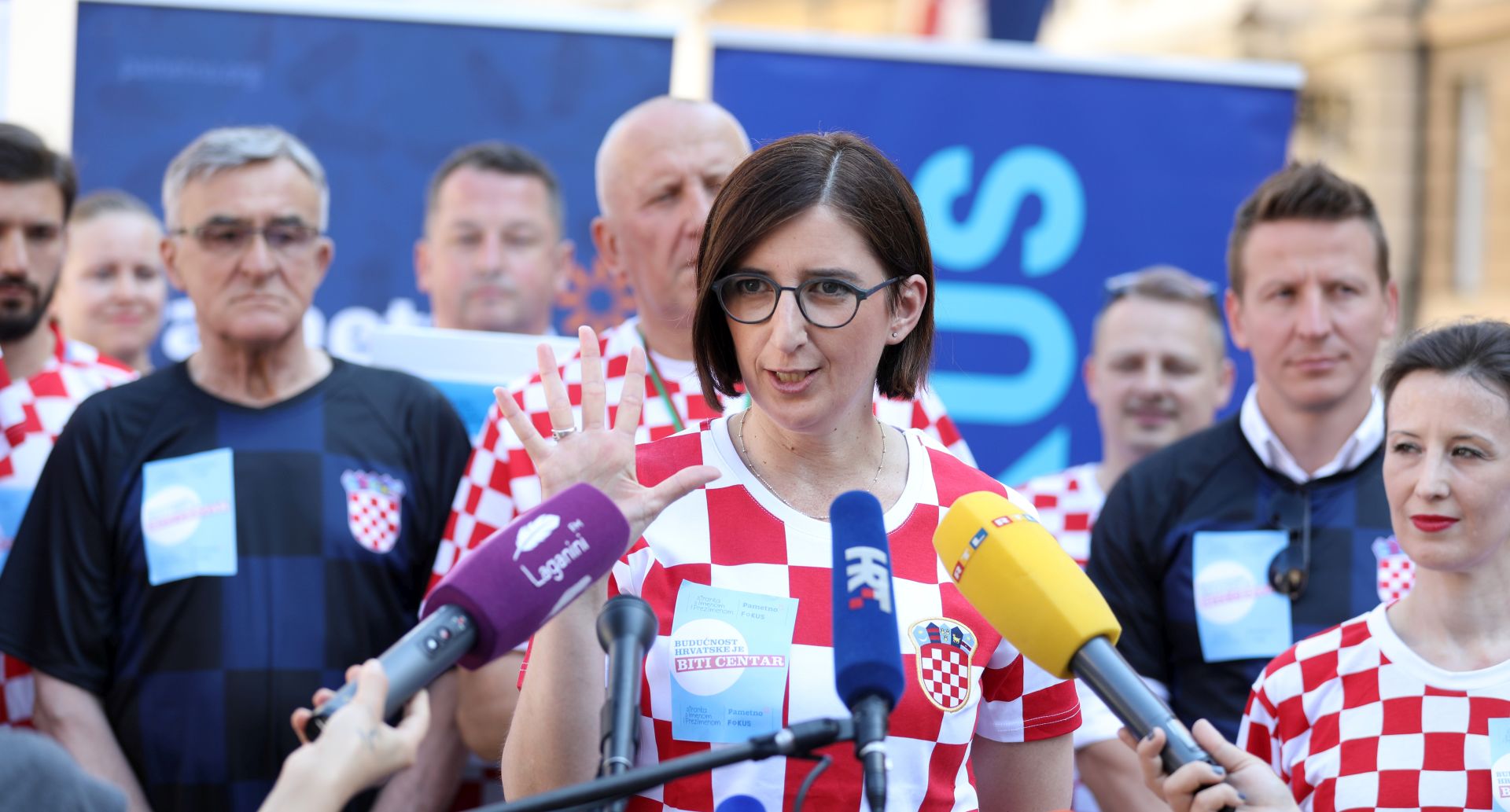 Zagreb, 27.06.2020. - Konferencija za medije koalicije Stranke s imenom i prezimenom, Pametno i Fokus na kojoj će izborni kandidati izvesti nogometni performans pod nazivom "Zabit ćemo im gol s centra!".  Na fotografiji Dalija Orešković, Ivica Puljak, Davor Nađi, Josip Budimir, Davor Plavec   foto HINA/ Daniel KASAP/ dk