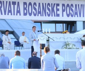 Sesvetska Sopnica, 28.06.2020 - Predsjednik Hrvatskoga sabora Gordan Jandrokoviæa sudjelovao je u nedjelju naveèer na susretu Hrvata Bosanske posavine u Sesvetskoj Sopnici, iskazavi im potporu kao i obnovi crkve i samostana na Plehanu kod Dervente.
foto HINA/ Hrvatski sabor/ ik