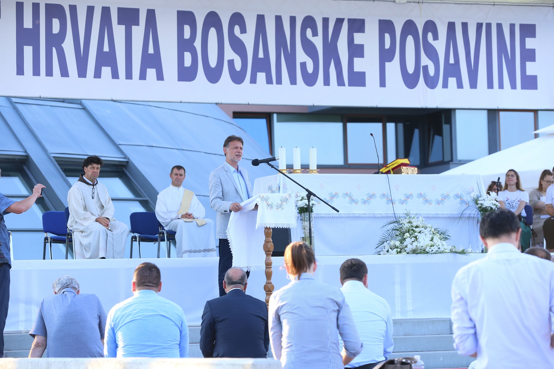 Sesvetska Sopnica, 28.06.2020 - Predsjednik Hrvatskoga sabora Gordan Jandrokoviæa sudjelovao je u nedjelju naveèer na susretu Hrvata Bosanske posavine u Sesvetskoj Sopnici, iskazavi im potporu kao i obnovi crkve i samostana na Plehanu kod Dervente.
foto HINA/ Hrvatski sabor/ ik