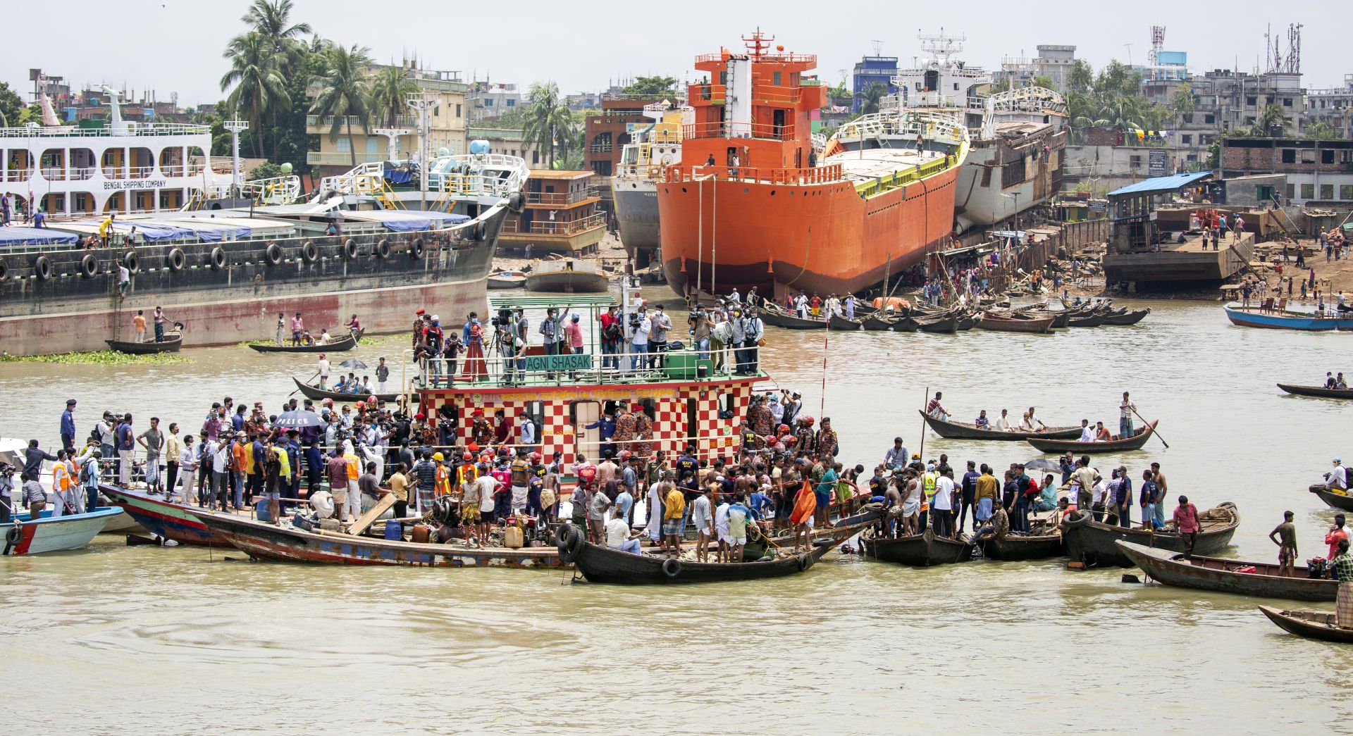 epa08515432 A rescue operation in the aftermath of a boat capsizing in the Buriganga river in Dhaka, Bangladesh, 29 June 2020. According to local media reports and Fire Service, a total of 28 bodies were recovered after a launch carrying more than 50 passengers capsized in the river near the Shyambazar area in Dhaka.  EPA/MONIRUL ALAM