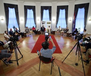 Zagreb, 30.06.2020 - Hrvatsko novinarsko drutvo (HND) i Sindikat novinara Hrvatske (SNH) organizirali su Forum o medijskim politikama "A novinarstvo? na kojem su sudjelovali predstavnici stranaka i koalicija koje izlaze na parlamentarne izbore u srpnju, a koje su odgovorile na deset pitanja HND-a i SNH-a o medijskim politikama. Na slici (L-D), Mirando Mrsic, Marija Selak Raspudic, Hrvoje Zovko, Milorad Batinic, Nina Ubuljen Korinek, Helena Popovic, Hrvoje Kreic, Gordana Vilovic, Vesna Alaburic, Sandra Bencic, Mirela Holy, Maja Sever, Karolina Vidovic Krito i Boris Miloevic.
foto HINA/ Damir SENCAR/ ds