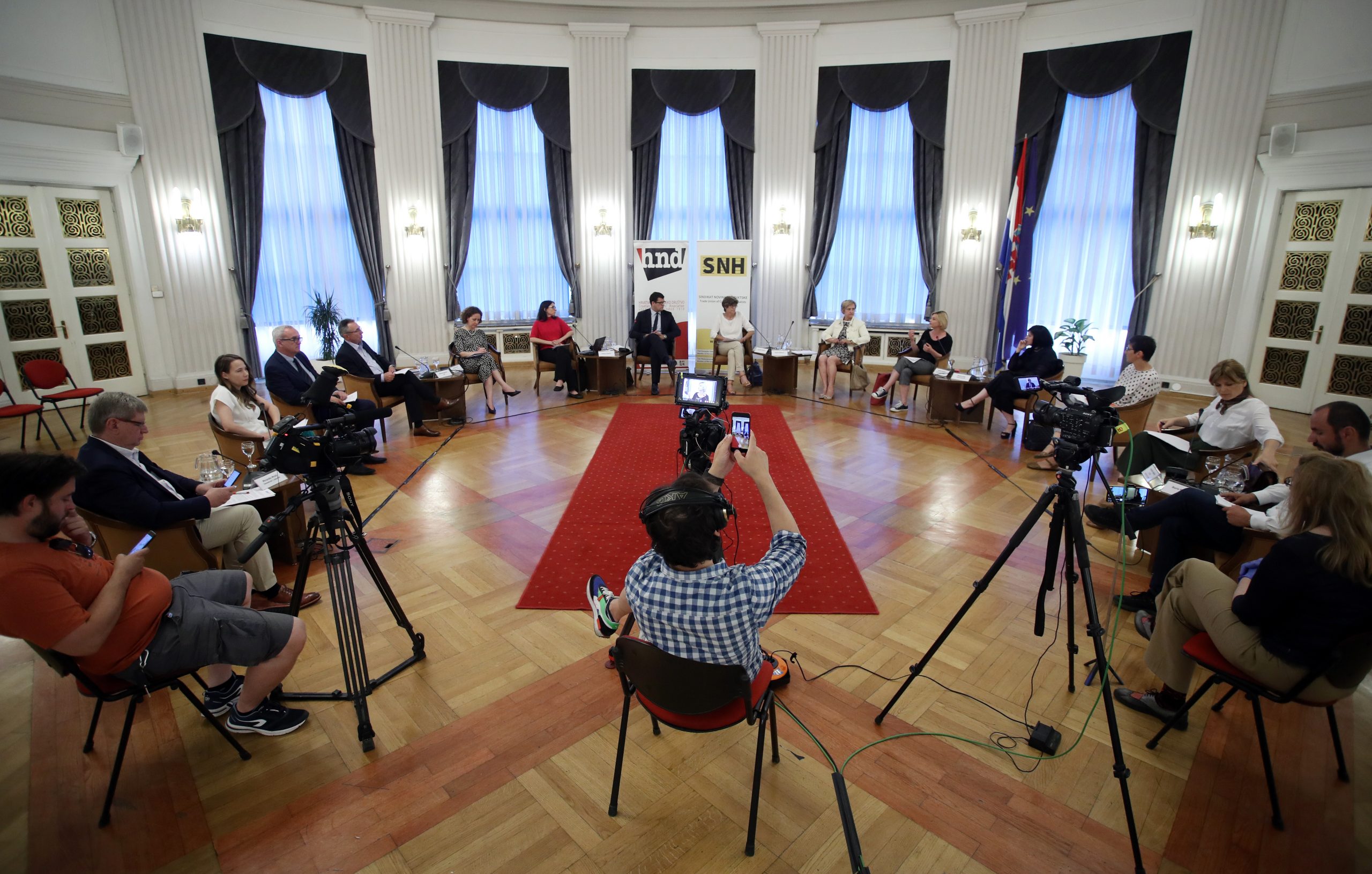 Zagreb, 30.06.2020 - Hrvatsko novinarsko drutvo (HND) i Sindikat novinara Hrvatske (SNH) organizirali su Forum o medijskim politikama "A novinarstvo? na kojem su sudjelovali predstavnici stranaka i koalicija koje izlaze na parlamentarne izbore u srpnju, a koje su odgovorile na deset pitanja HND-a i SNH-a o medijskim politikama. Na slici (L-D), Mirando Mrsic, Marija Selak Raspudic, Hrvoje Zovko, Milorad Batinic, Nina Ubuljen Korinek, Helena Popovic, Hrvoje Kreic, Gordana Vilovic, Vesna Alaburic, Sandra Bencic, Mirela Holy, Maja Sever, Karolina Vidovic Krito i Boris Miloevic.
foto HINA/ Damir SENCAR/ ds