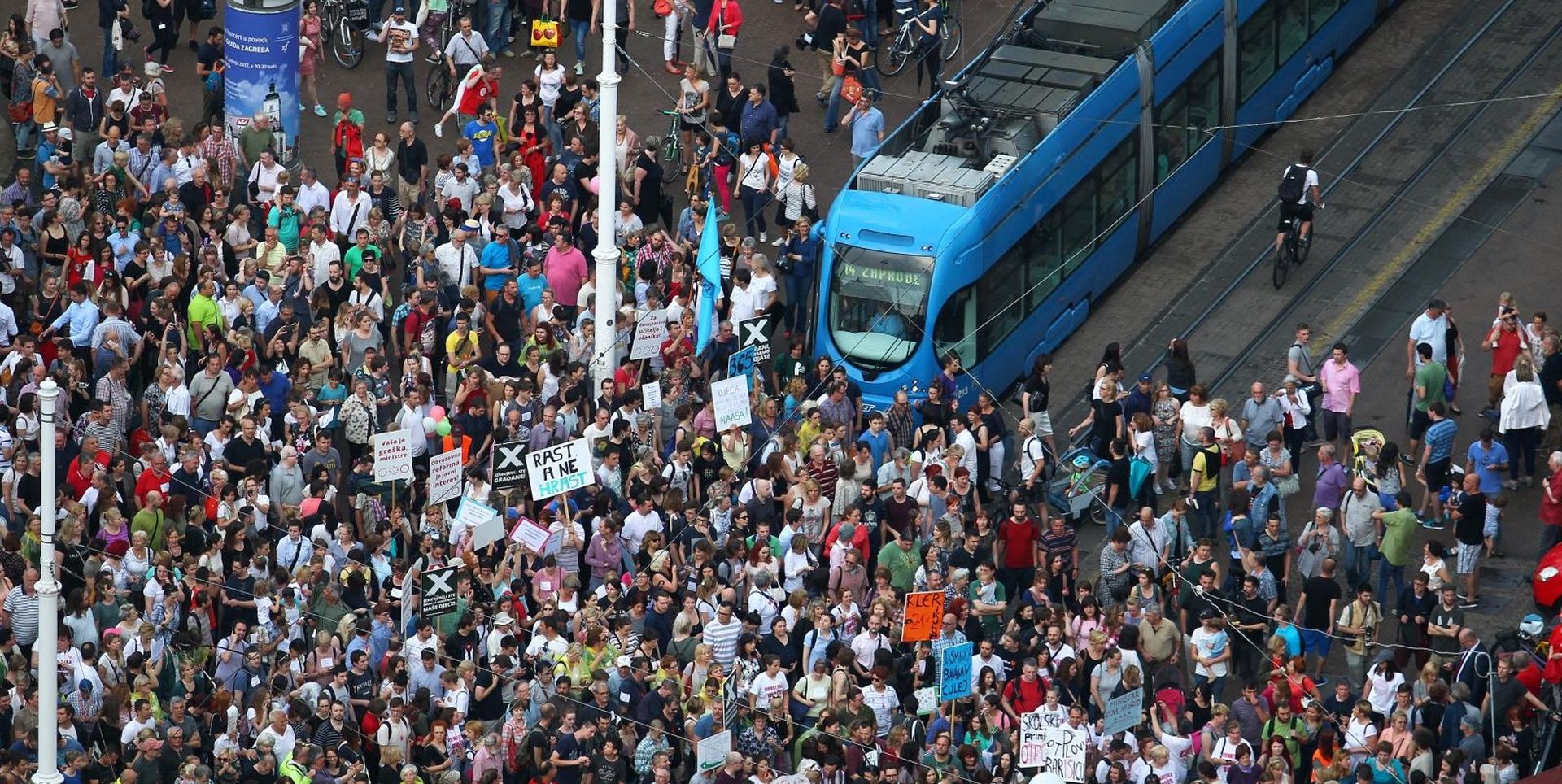 01.06.2017., Zagreb - Prosvjedna akcija Cekajuci tramvaj zvan obrazovna reforma na Trgu bana Jelacica, sa zahtjevom za razrjesenjem ministra obrazovanja Pave Barisica te razrjesenjem i ponavljanjem natjecaja u strucnim tijelima za provedbu kurikularne reforme. Prosvjed organizira inicijativa GOOD - Gradjanski odgoj i obrazovanje koja porucuje kako je obrazovna reforma i dalje hrvatski javni interes te da Hrvatska moze bolje od aktualne politicke garniture.
Photo: Zeljko Lukunic/PIXSELL