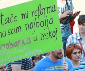 01.06.2017., Split - Prosvjedna akcija Cekajuci tramvaj zvan obrazovna reforma ispred Hrvatskog narodnog kazalista, sa zahtjevom za razrjesenjem ministra obrazovanja Pave Barisica te razrjesenjem i ponavljanjem natjecaja u strucnim tijelima za provedbu kurikularne reforme. Prosvjed organizira inicijativa GOOD - Gradjanski odgoj i obrazovanje koja porucuje kako je obrazovna reforma i dalje hrvatski javni interes te da Hrvatska moze bolje od aktualne politicke garniture.
Photo: Miranda Cikotic/PIXSELL