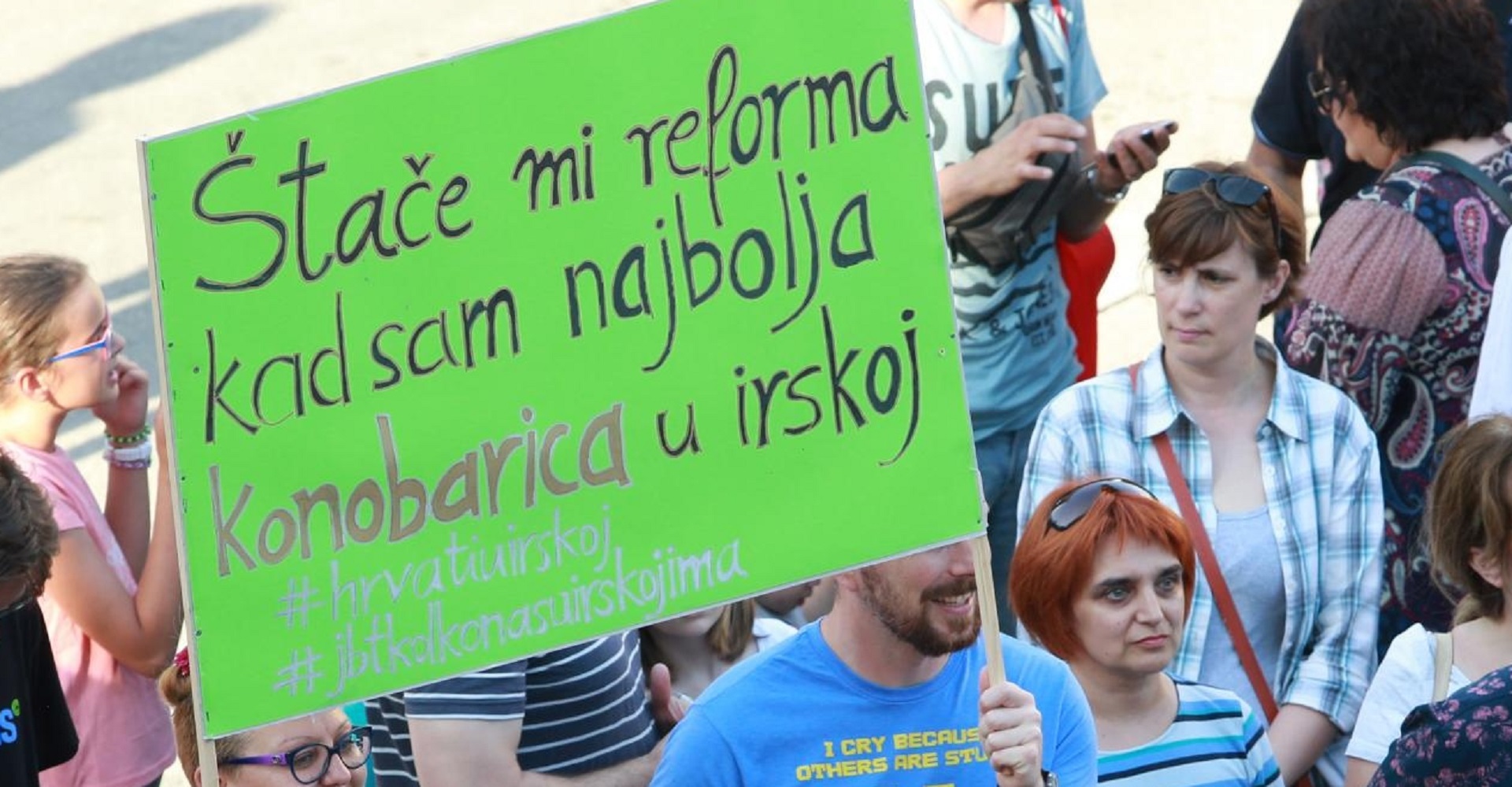 01.06.2017., Split - Prosvjedna akcija Cekajuci tramvaj zvan obrazovna reforma ispred Hrvatskog narodnog kazalista, sa zahtjevom za razrjesenjem ministra obrazovanja Pave Barisica te razrjesenjem i ponavljanjem natjecaja u strucnim tijelima za provedbu kurikularne reforme. Prosvjed organizira inicijativa GOOD - Gradjanski odgoj i obrazovanje koja porucuje kako je obrazovna reforma i dalje hrvatski javni interes te da Hrvatska moze bolje od aktualne politicke garniture.
Photo: Miranda Cikotic/PIXSELL