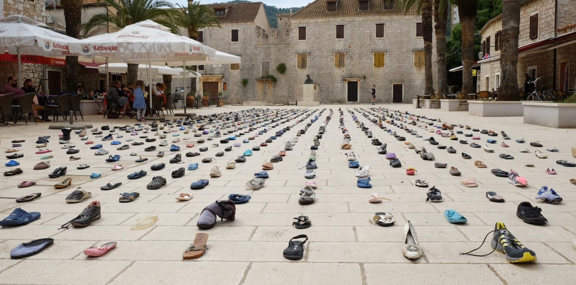 30.05.2020., Hvar - Na trgu Tvrdalj postavljena instalacija "1000 Pepeljuga". Instalacija 1000 Pepeljuga sastoji se od tisucu odbacenih cipela koje je more izbacilo na plaze otoka Hvara. Fasciniran kolicinom i raznolikoscu obuce koju je moguce pronaci na plazama juzne strane otoka, cipele je prikupio Mark Boellaard. Uglavnom u zimskim mjesecima od 2018. do 2020. godine, prikupio je jedinstvenu kolekciju jeftinih japanki, sandala, bakinih papuca, vrtoglavih stikli, sportskih tenisica, koznih cizama i ostale obuce. Cipele u svim stilovima, bojama i fazama raspadanja, plutale su Sredozemljem i zavrsile na Hvaru.
Ova instalacija stvorena je s ciljem da podigne svijest o problemu smeca u moru i potakne ljude da smanje kolicinu smeca koju proizvode svaki dan. 
Photo: Vilma Matulic/PIXSELL