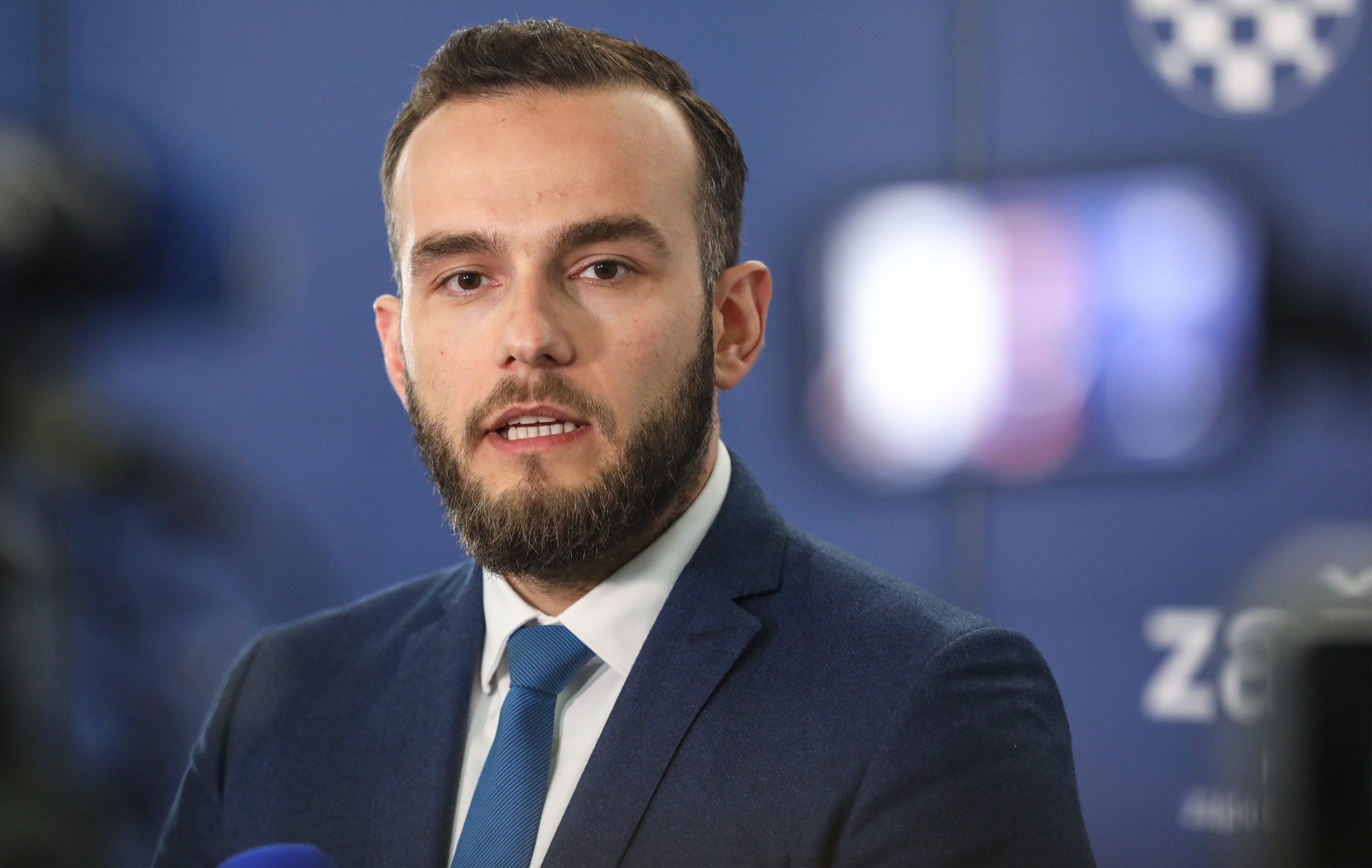 01.06.2020., Zagreb - U Ministarstvu rada i mirovinskog sustava uruceno je 19 ugovora ukupne vrijednosti 25,77 milijuna kuna bespovratnih sredstava, u okviru provedbe Poziva na dostavu projektnih prijedloga Pridruzi se - Aktivni u mirovini - Jacanje sposobnosti organizacija civilnoga drustva za unaprjedjenje mogucnosti aktivnog sudjelovanja i socijalne ukljucenosti umirovljenika. Ministar rada i mirovinskoga sustava Josip Aladrovic Photo: Robert Anic/PIXSELL