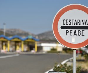 30.09.2017., Vrpolje - Nakon sezonskih cijena koje su bile na snazi od 1. srpnja do 30. rujna i odnosile se na motocikle i osobna vozila (IA i I skupina), od 1. listopada primjenjuju se vansezonske cijene cestarine na autocestama pod upravljanjem Hrvatskih autocesta d.o.o. (HAC) i Autoceste Rijeka-Zagreb (ARZ) koje su jeftinije 10 posto. 
Photo: Hrvoje Jelavic/PIXSELL