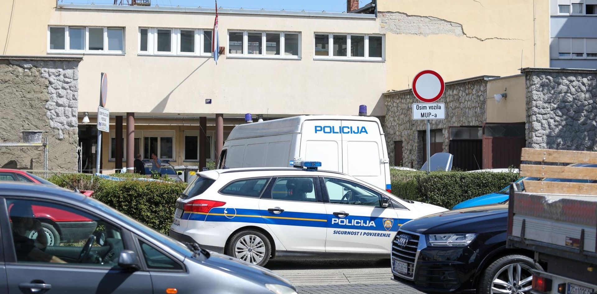 02.06.2020., Zagreb - Dojava o bombi u III. Policijskoj postaji Zagreb - PP Dubrava na Aveniji Dubrava. Photo: Borna Filic/PIXSELL