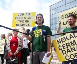 04.06.2020.,Zagreb - Pressica Zivog Zida ispred NSK koju predvodi Ivan Vilibor Sincic
Photo: Marin Tironi/PIXSELL.