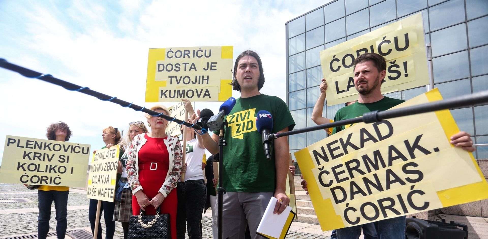 04.06.2020.,Zagreb - Pressica Zivog Zida ispred NSK koju predvodi Ivan Vilibor Sincic
Photo: Marin Tironi/PIXSELL.