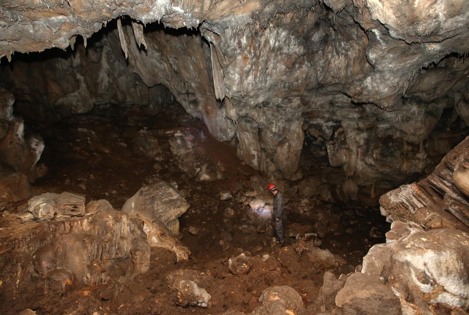 03.11.2014., Perusic - Turski Zatvor, spilja u neposrednoj blizini Perusica. Po legendi dobila naziv po turskoj vojsci koja je u vrijeme Osmanlijskog carstva okupirala veci dio Like. Zarobljene stanovnike zive su zazidali u spilji te ih tako pogusili. Spilja se odlikuje bogatstvom kalcitnih tvorevina, stalaktita, stalagmita, sigastih stupova. Speleolozi Jelena Milkovic i speleoloski suradnik Milan Milkovic redovito posjecuju spiljski svijet Perusickog kraja. Photo: Robert Anic/PIXSELL