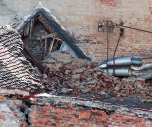05.05.2020., Zagreb - Pogled s Gornjeg grada na Zagreb i unistene krovove, kuca i procelja te zgrade i rupe na krovovima pokrivene ceradom i najlonom nastale nakon potresa, a koje jos uvijek cekaju sanaciju i popravak. Photo: Sanjin Strukic/PIXSELL