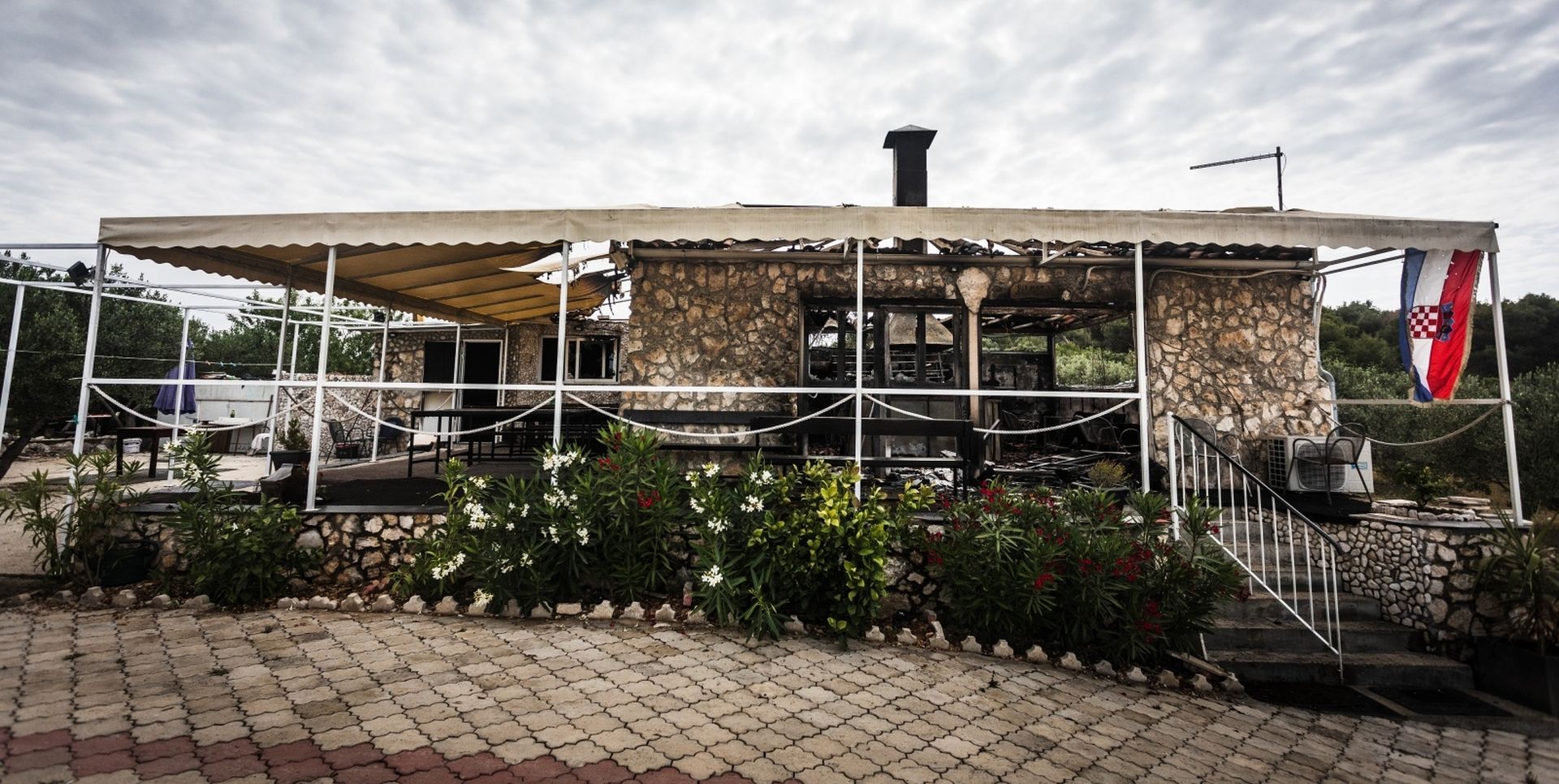 06.06.2020., Trogir - Na otoku Ciovu izgorjela konoba Vilo moja koja je u vlasnistvu Duje Coce, brata pokojnog pjevaca Vinka Coce. 
Photo: Milan Sabic/PIXSELL
