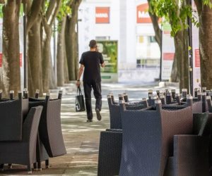 08.05.2020.., Pula - 
Ugostitelji u Puli pripremaju vanjske terase za otvaranje tijekom trece faze popustanja mjera.
Photo: Srecko Niketic/PIXSELL
