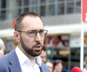 09.06.2020., Zagreb - Na Trgu bana Jelacica odrzana je konferencija za medije koalicije Mozemo, Nova ljevica, Radnicka fronta, ORaH, Zagreb je nas i Za grad povodom pocetka prikupljanja potpisa gradjana za peticiju Nema odmora dok ne pocne obnova kojom traze od Predsjednika RH da sazove izvanrednu sjednicu Sabora nakon konstitutiranja Sabora u srpnju nakon izbora.
Photo: Patrik Macek/PIXSELL