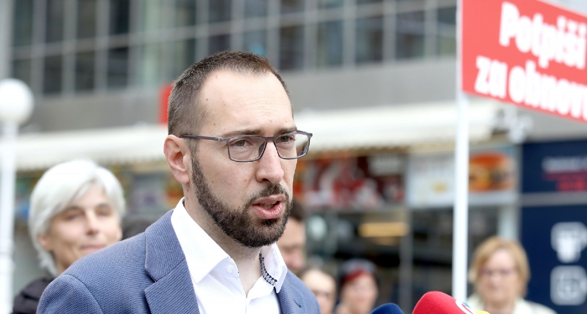 09.06.2020., Zagreb - Na Trgu bana Jelacica odrzana je konferencija za medije koalicije Mozemo, Nova ljevica, Radnicka fronta, ORaH, Zagreb je nas i Za grad povodom pocetka prikupljanja potpisa gradjana za peticiju Nema odmora dok ne pocne obnova kojom traze od Predsjednika RH da sazove izvanrednu sjednicu Sabora nakon konstitutiranja Sabora u srpnju nakon izbora.
Photo: Patrik Macek/PIXSELL