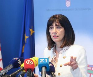05.06.2020., Zagreb -  Ministrica Blazenka Divjak predstavlja Akcijski plan za nastavu na daljinu  na konferenciji za medije u ministarstvu znanosti i obrazovanja. Akcijski plan pripremljen je za slucaj povratka Pandemije koroana virusa na jesen.Photo: Zeljko Lukunic/PIXSELL