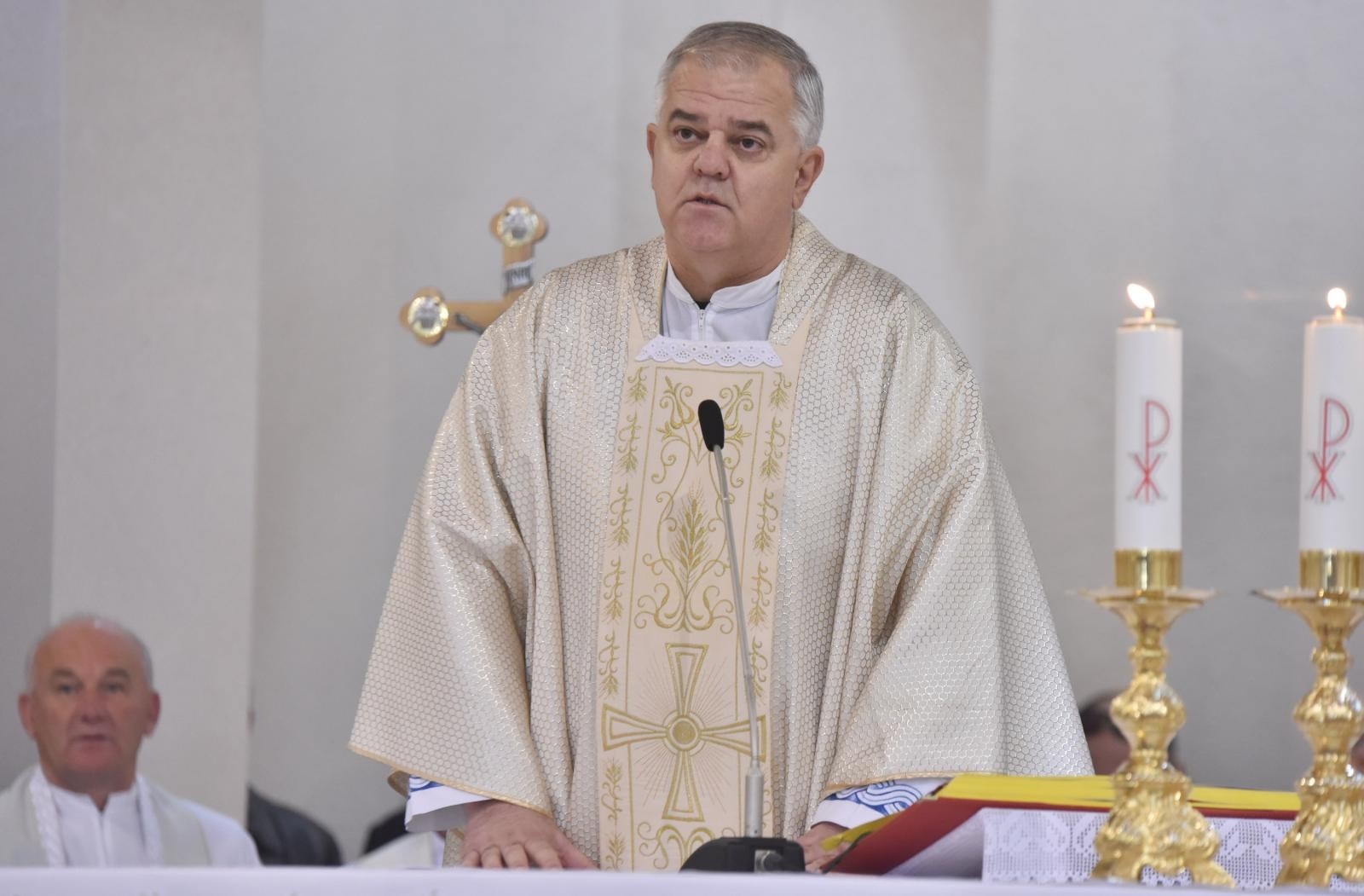 10.12.2015., Primosten - Svecano misno slavlje uz kocelebraciju brojnih svecenika na blagadan Gospe od Loreta u zupi Sv. Jurja u Primostenu predvodio je trogirski dekan i zupnik don Vinko Sanader. 
Photo: Hrvoje Jelavic/PIXSELL