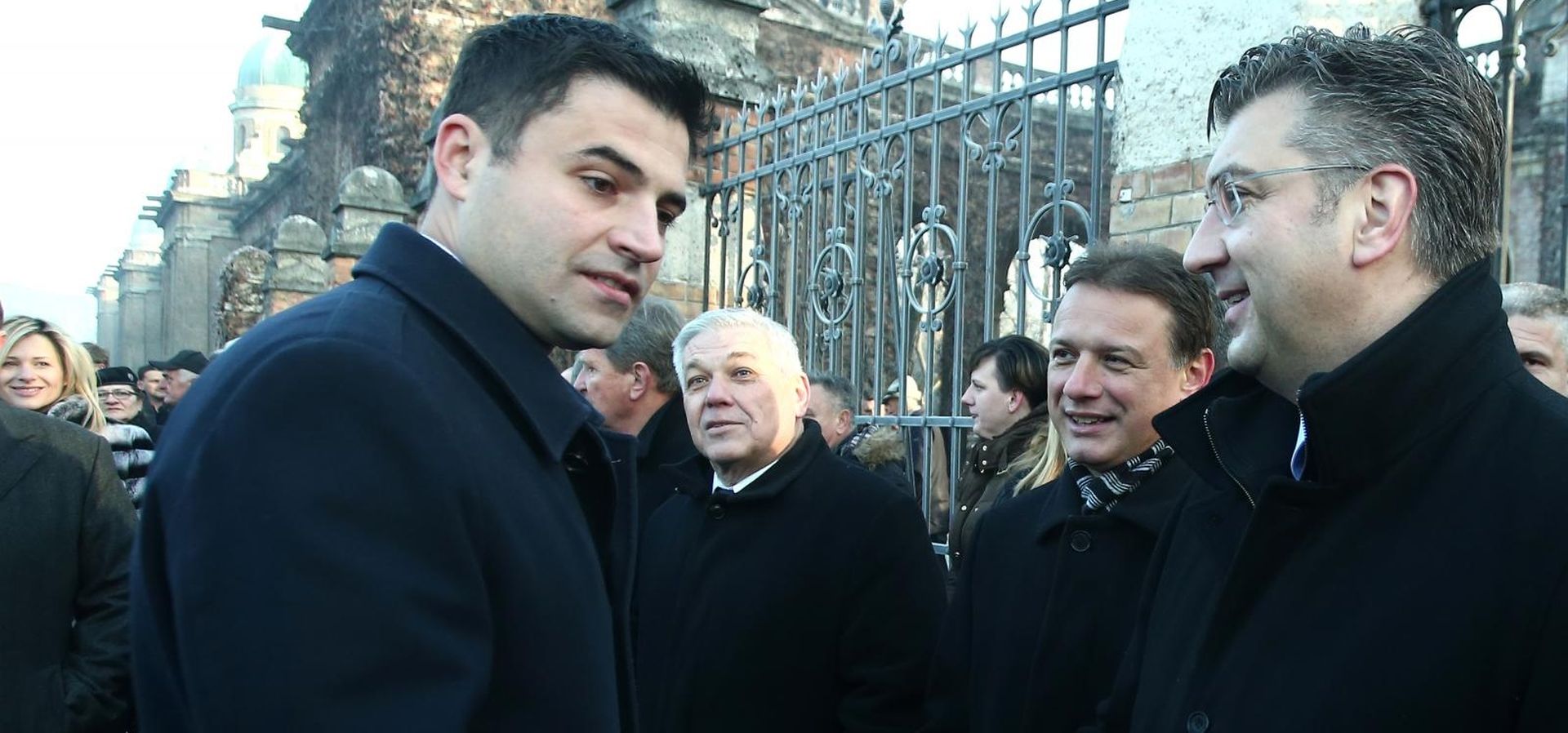 10.12.2016., Zagreb - Ugodan susret i rukovanje predsjednika SDP-a Davora Bernardica i predsjednika HDZ-a i hrvatske Vlade Andreja Plenkovica na groblju Mirogoj nakon sto je izaslanstvo HDZ-a nazocilo obiljezavanju 17. obljetnice smrti prvog hrvatskog predsjednika dr. Franje Tudjmana te je tom prigodom polozio vijenac i svijecu na grobnicu dr. Franje Tudjmana, prvog hrvatskog predsjednika. 
Photo: Sanjin Strukic/PIXSELL