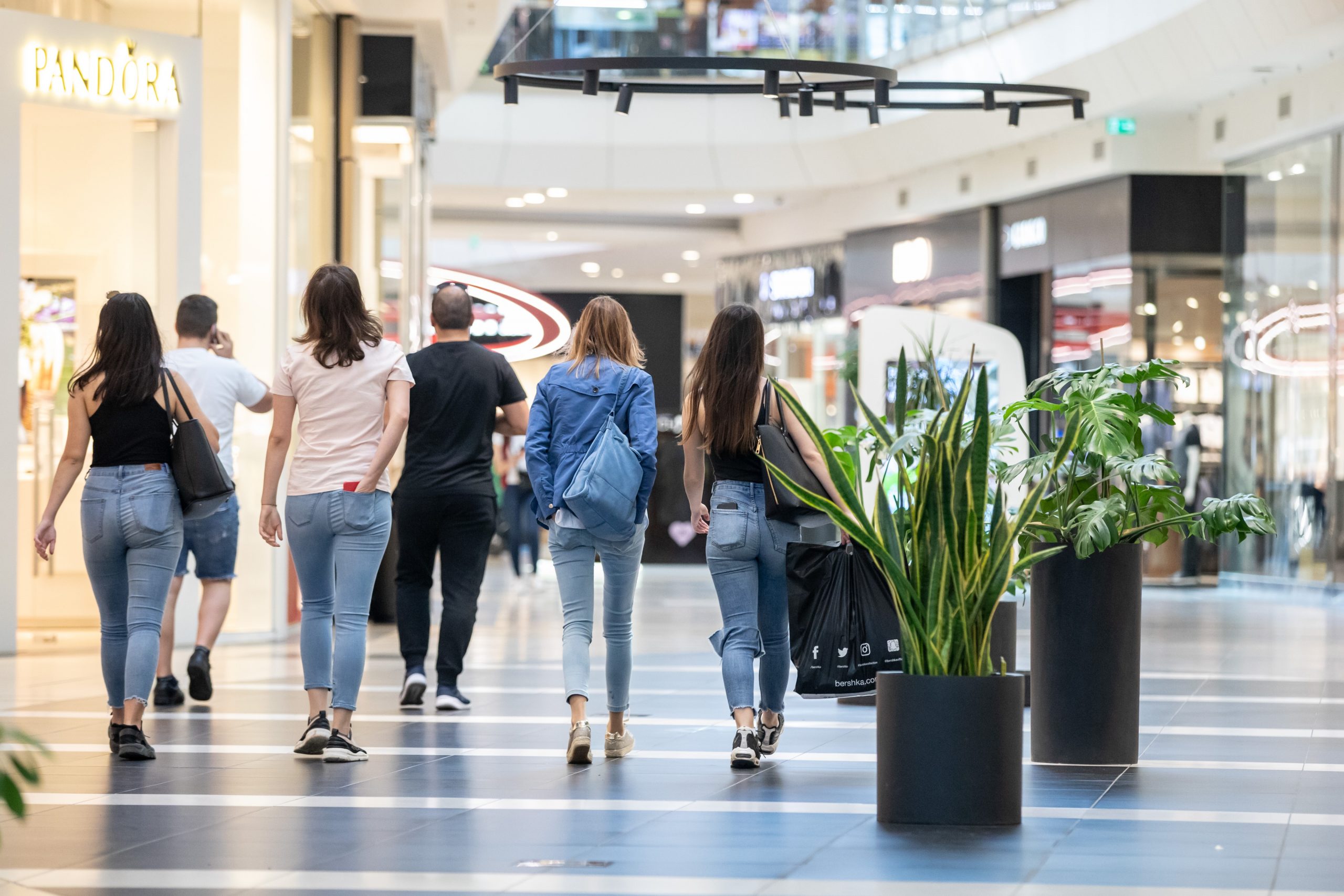11.05.2020., Zagreb - Od danas ponovno rade sve trgovine u Arena Centru. Kupci obilaze trgovine.
Photo: Davor Puklavec/PIXSELL