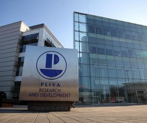 16.03.2012., Zagreb - U pozaru koji je izbio u pogonu Plive u Cankarevoj ulici na zagrebackom Crnomercu ozlijedjeno je devet osoba. Pozar je stabiliziran, ali zbog velike koncentracije dima vatrogasci jos dezuraju na mjestu nesrece. 
Photo: Goran Stanzl/PIXSELL