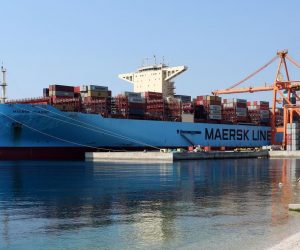 12.04.2020., Rijeka - Kontejnerski brod Maersk Huacho iskrcava kontejnere na Brajdici - kontejnerskom terminalu rijecke luke.
Photo: Goran Kovacic/PIXSELL