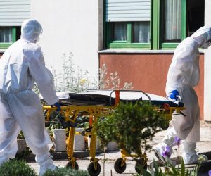 12.04.2020., Split - Zapocelo prebacivanje sticenika doma za starije i nemocne u Splitu u karantenu u Makarskoj.
Photo: Milan Sabic/PIXSELL