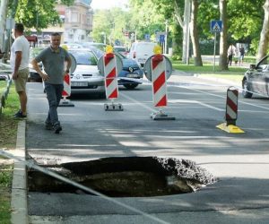 13.06.2020., Zagreb - Na Bukovackoj cesti u Maksimiru otvorila se rupa na cesti dubine veca od 2 metra. Policija je odmah izasla na teren i osigurava mjesto da ne bi doslo do vece tragedije. Photo: Emica Elvedji/PIXSELL
