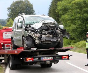 13.07.2019., Slunj - U sudaru osobnog automobila i teretnog vozila kojo se dogodio u 14,05 sati na D-1 u mjestu Tocak jedna osoba je smrtno stradala. Smrtno je stradao vozac osobnog automobila Renault Kangoo sisackih registracija. 
Photo: Kristina Stedul Fabac/PIXSELL