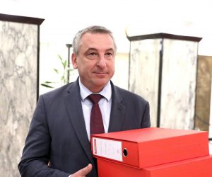 15.06.2020., Zagreb - Predsjednik HNS-a Predrag Stromar, zajedno sa zamjenikom predsjednika Stjepanom Curajem te potpredsjednicima stranke Karolinom Juzbasic i Jasminom Krizmanicem dolazi u Sabor predati liste za parlamentarne izbora 2020.
Photo: Patrik Macek/PIXSELL/POOL