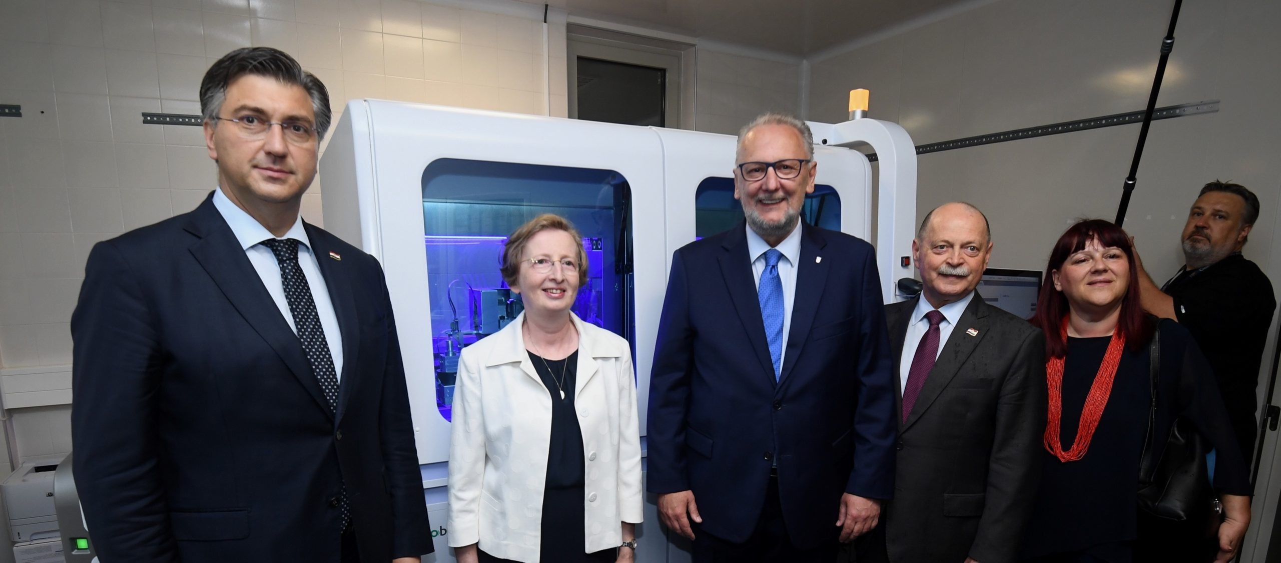 15.06.2020., Zagreb - Predsjednik Vlade Andrej Plenkovic obisao je Kliniku za infektivne bolesti Dr. Fran Mihaljevic. Nakon sastanka s predstavnicima Uprave na celu s ravnateljicom klinike prof. dr. Alemkom Markotic, obisao je Centralni dijagnosticki laboratorij klinike, te obisao stroj COBAS 6800 vrijedan 5 milijuna kuna i prvi u ovom dijelu europe. Alemka Markotic, Andrej Plenkovic, Davor Bozinovic. 
Photo: Marko Lukunic/PIXSELL