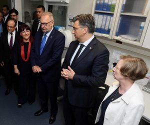 15.06.2020., Zagreb - Predsjednik Vlade Andrej Plenkovic obisao je Kliniku za infektivne bolesti Dr. Fran Mihaljevic. Nakon sastanka s predstavnicima Uprave na celu s ravnateljicom klinike prof. dr. Alemkom Markotic, obisao je Centralni dijagnosticki laboratorij klinike, te obisao stroj COBAS 6800 vrijedan 5 milijuna kuna i prvi u ovom dijelu europe. Alemka Markotic, Andrej Plenkovic, Davor Bozinovic. 
Photo: Marko Lukunic/PIXSELL