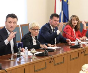 15.06.2020., Zagreb - U dvorani Ivan Mazuranic u Hrvatskom saboru odrzana je 58. sjednica Mandatno-imunitetnog povjerenstva. Zahtjev za davanje odobrenja za pokretanje kaznenog postupka protiv Sinise Vrage, zastupnika u Hrvatskom saboru, jednoglasno je prihvacen. Zarko Tusek, Josip Krizanic Photo: Robert Anic/PIXSELL