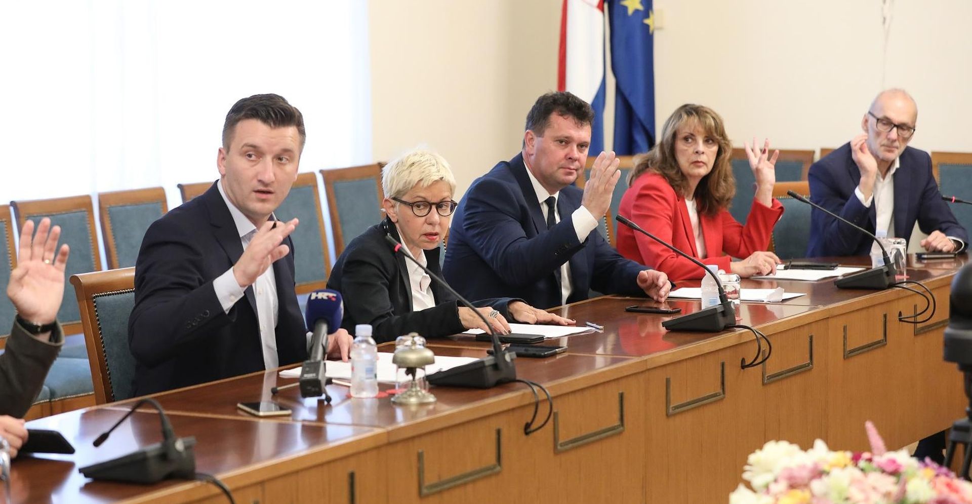 15.06.2020., Zagreb - U dvorani Ivan Mazuranic u Hrvatskom saboru odrzana je 58. sjednica Mandatno-imunitetnog povjerenstva. Zahtjev za davanje odobrenja za pokretanje kaznenog postupka protiv Sinise Vrage, zastupnika u Hrvatskom saboru, jednoglasno je prihvacen. Zarko Tusek, Josip Krizanic Photo: Robert Anic/PIXSELL