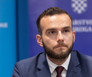 15.06.2020., Zagreb - U Sredisnjem drzavnom uredu za razvoj digitalnog drustva odrzano je potpisivanje ugovora o financiraju projekta - Unaprjedjenje sustava evidencije i upravljanja drzavne imovine. ministar rada i mirovinskog sustava Josip Aladrovic. Photo: Davor Puklavec/PIXSELL