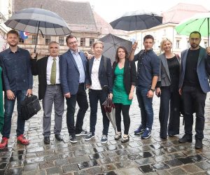 15.06.2020., Zagreb - Politicke stranke Mozemo! – Politicka platforma, Nova ljevica, Radnicka fronta, Odrzivi razvoj Hrvatske – Orah, Zagreb je nas! i Za Grad dolaze u Hrvatski Sabor predati kandidacijske liste za parlamentarne izbore 2020. godine. Rada Boric, David Bilic, Zorislav Antun Petrovic, Bojan Glavasevic, Danijela Dolenec, Katarina Peovic, Svibor Jancic, Sandra Bencic, Tomislav Tomasevic, Ursa Raukar Gamulin. 
Photo: Goran Stanzl/PIXSELL
