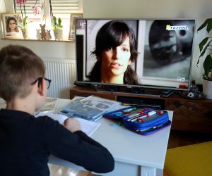 16.03.2020., Zagreb - S obzirom da su zbog sirenja epidemije koronavirusa SARS-Covid-2 skole zatvorene na dva tjedna, Ministarstvo znanosti i obrazovanja organiziralo je nastavu preko virtualnih ucionica, te televizijskih kanala, tzv. Skola na daljinu. Za ucenike nizih razreda nastava se emitira na trecem programu HRT-a. 
Photo: Goran Stanzl/PIXSELL