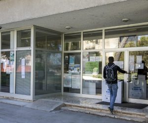 16.04.2020., Pula - 
Hrvatski zavod za zaposljavanje u Puli.  Vidno manje je ponudjenih poslova na ulaznim prozorima HZZ-a.
Photo: Srecko Niketic/PIXSELL