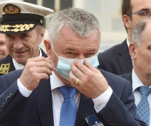 16.05.2020., Split - Ministar gospodarstva Darko Horvat imao je problema sa stavljanjem zastitne maske. Svecanost porinuca novogradnje 487, putnickog broda za polarne ekspedicije koji je ugovoren s americkom tvrtkom Quark Expeditions. Photo: Hrvoje Jelavic/PIXSELL